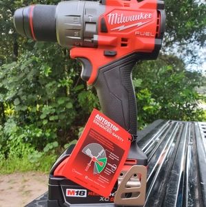 NEW/NEVER USED MILWAUKEE M18 FUEL 1/2" HAMMERDRILL (2904-20) with XC5.0 BATTERY